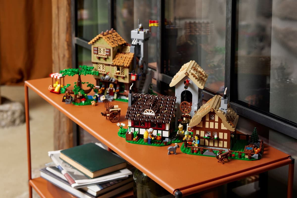 LEGO Icons Middeleeuws stadsplein - 10332