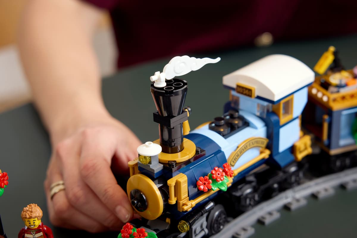 LEGO Icons Feestelijke Kersttrein - 10361