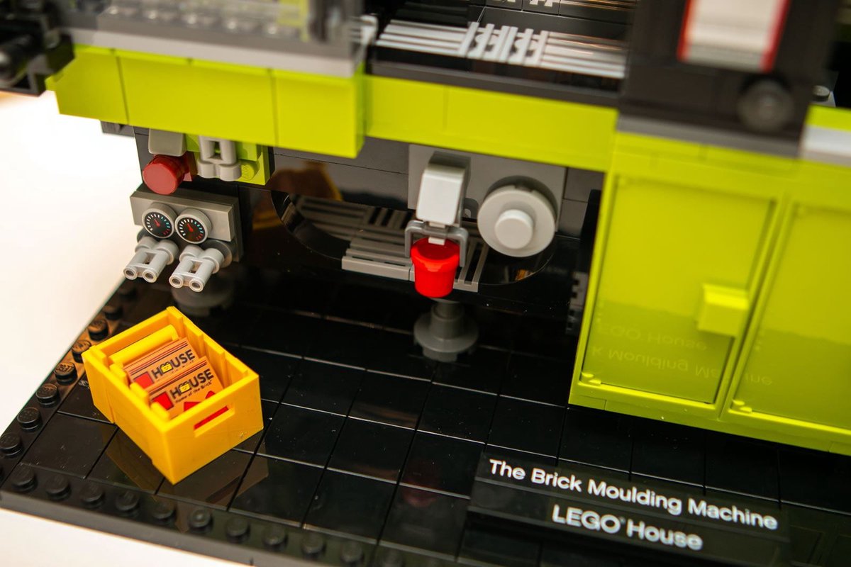 LEGO House The Brick Moulding Machine - 40502