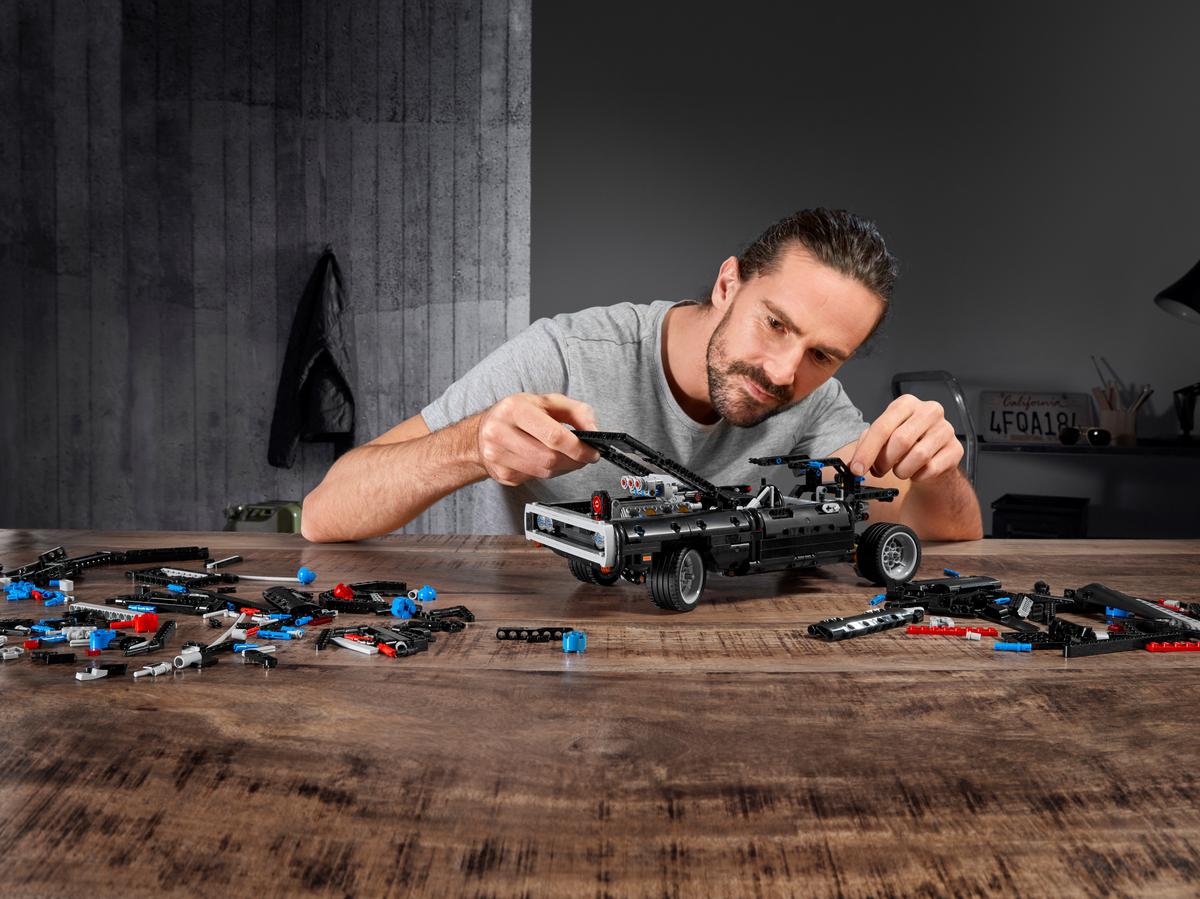 LEGO Technic Dom's Dodge Charger - 42111