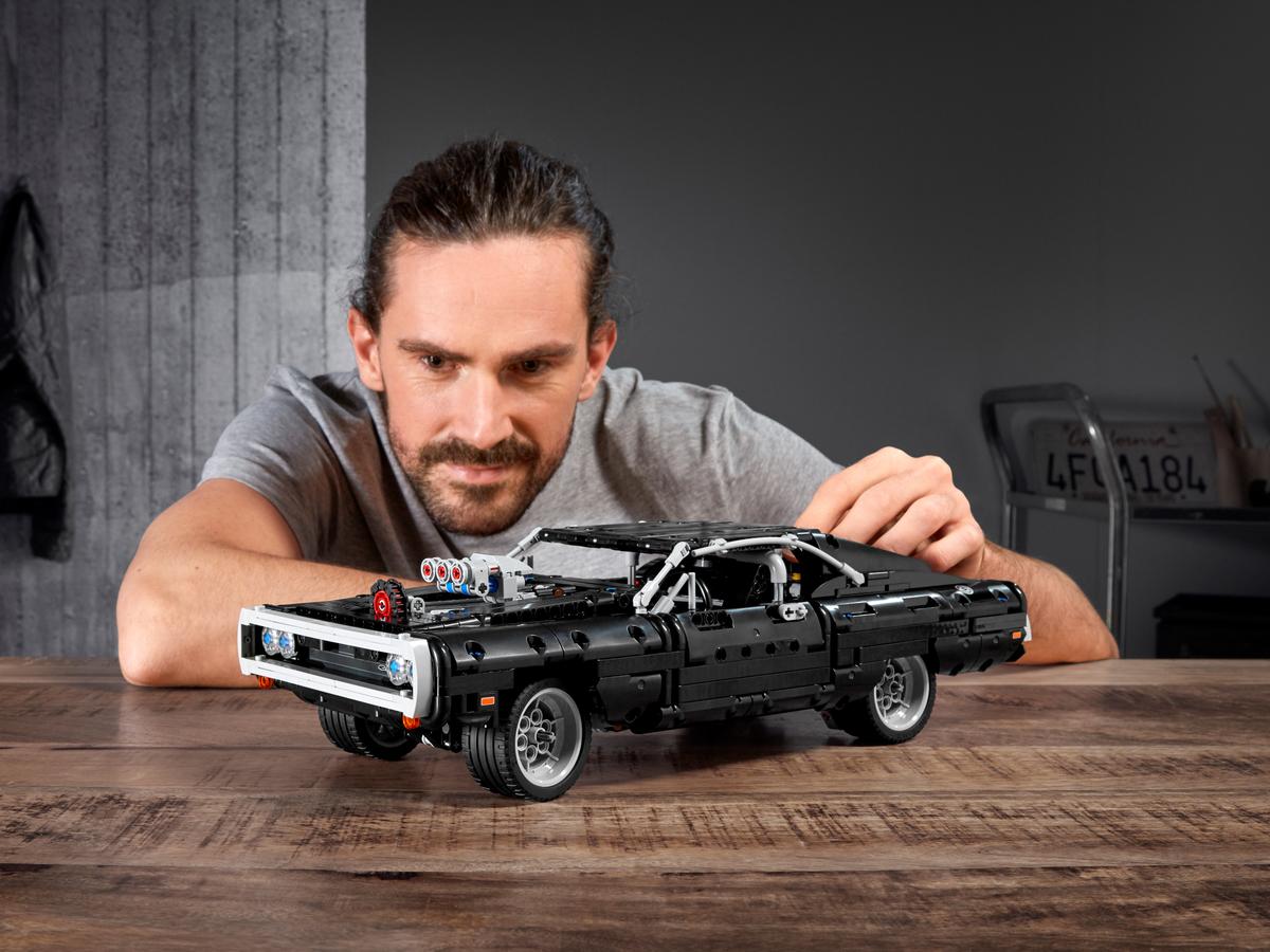 LEGO Technic Dom's Dodge Charger - 42111