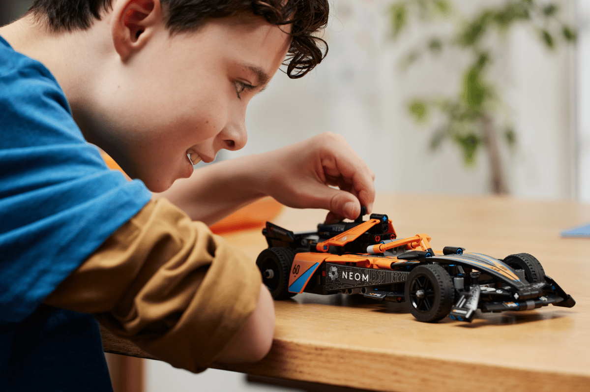 LEGO Technic NEOM McLaren Formula E racewagen - 42169