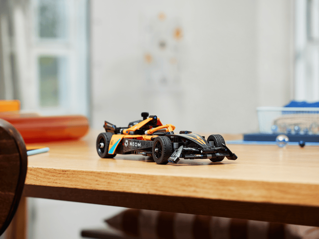 LEGO Technic NEOM McLaren Formula E racewagen - 42169