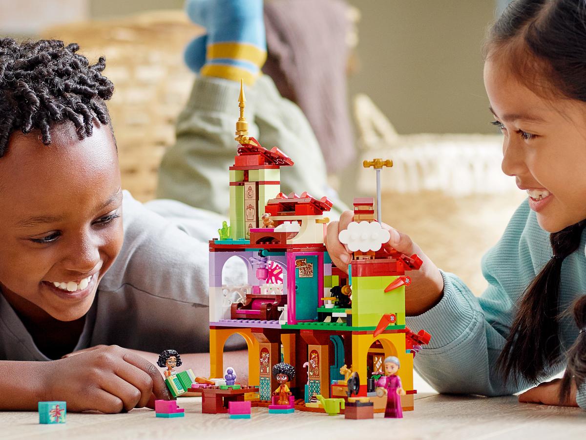 LEGO Disney Het huis van de familie Madrigal - 43202