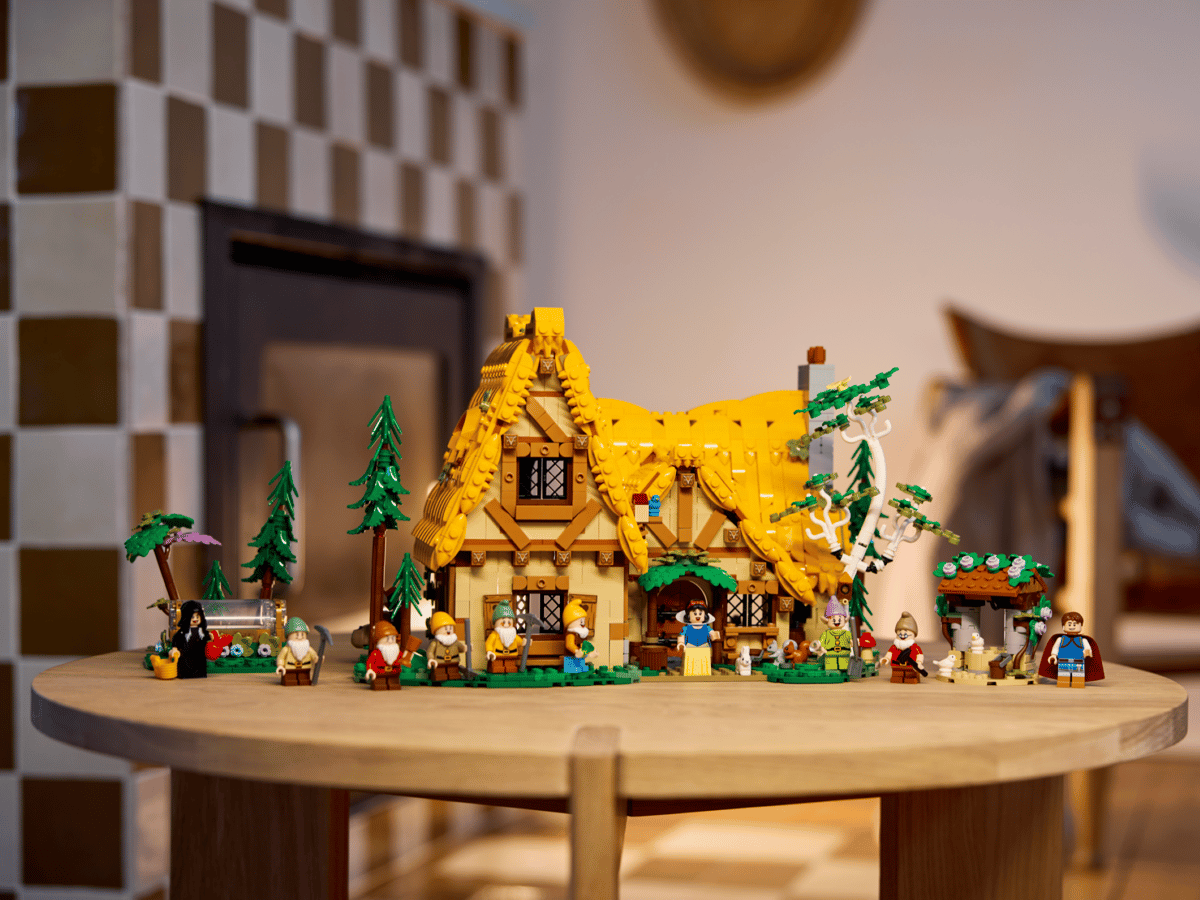 LEGO Disney Huisje van Sneeuwwitje en de zeven dwergen - 43242