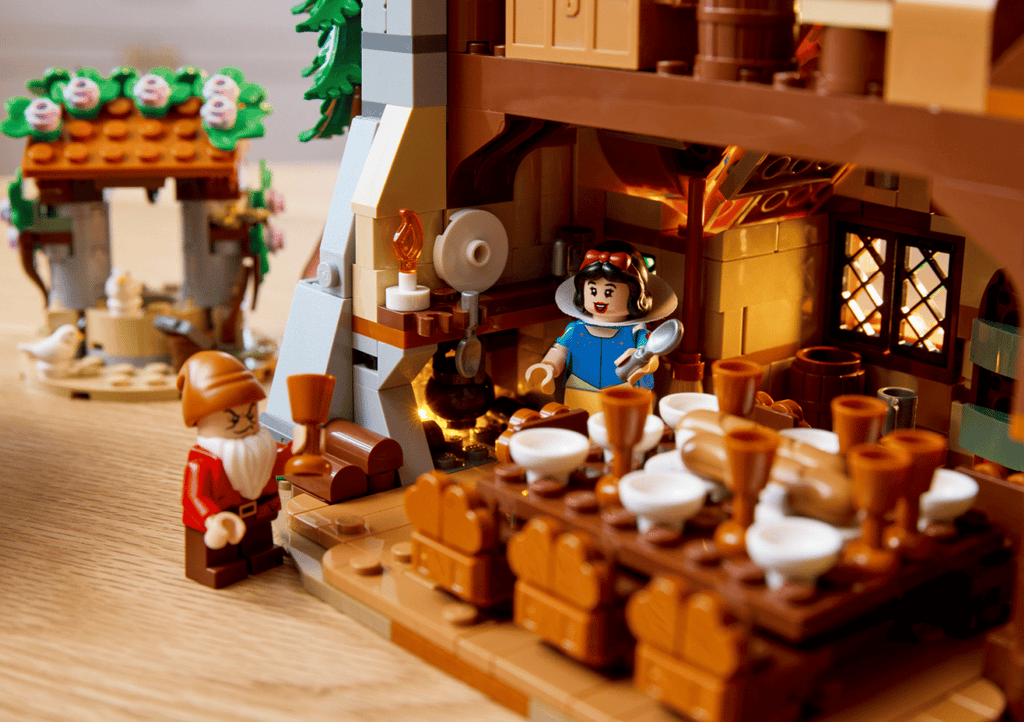 LEGO Disney Huisje van Sneeuwwitje en de zeven dwergen - 43242