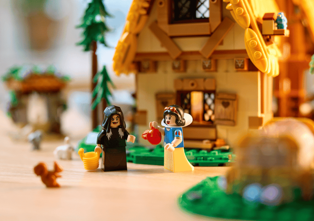 LEGO Disney Huisje van Sneeuwwitje en de zeven dwergen - 43242