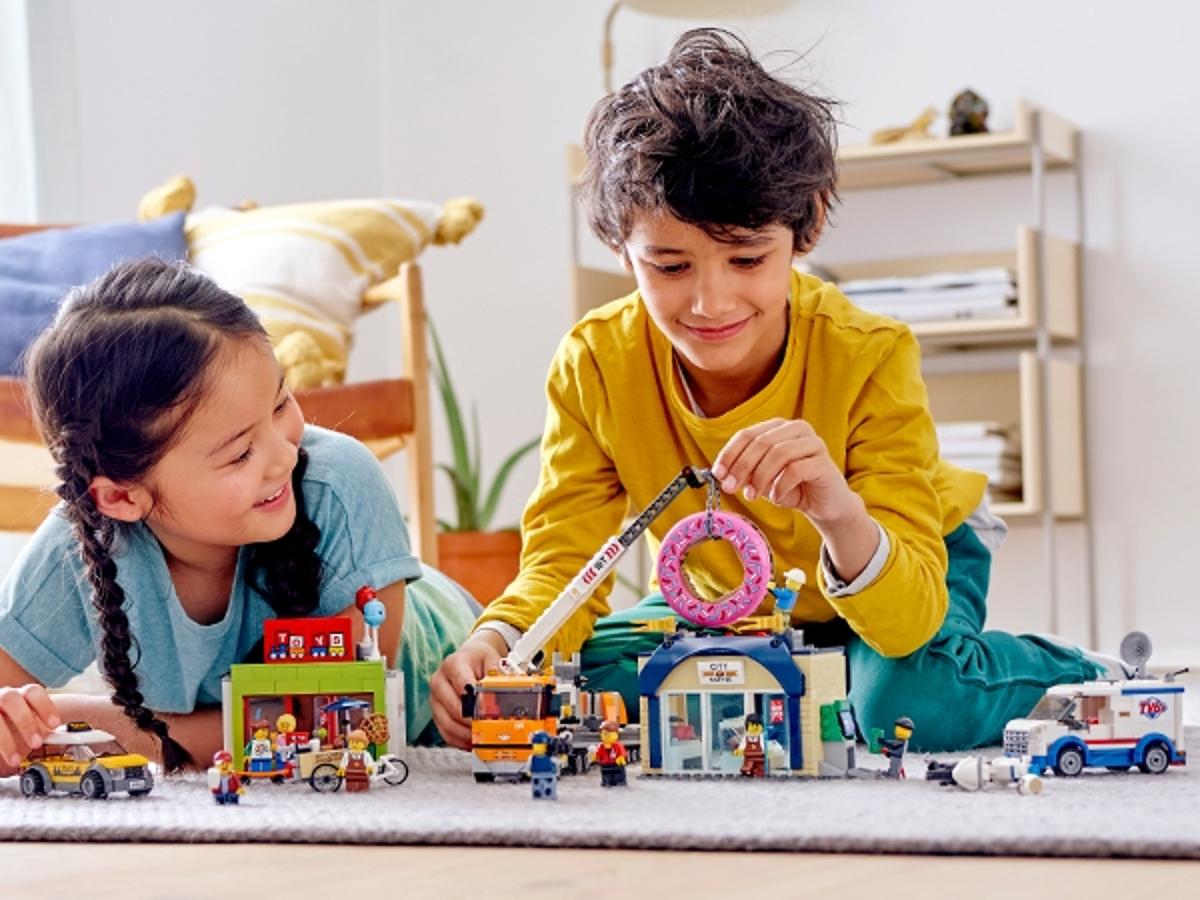 LEGO City Donut shop opening - 60233