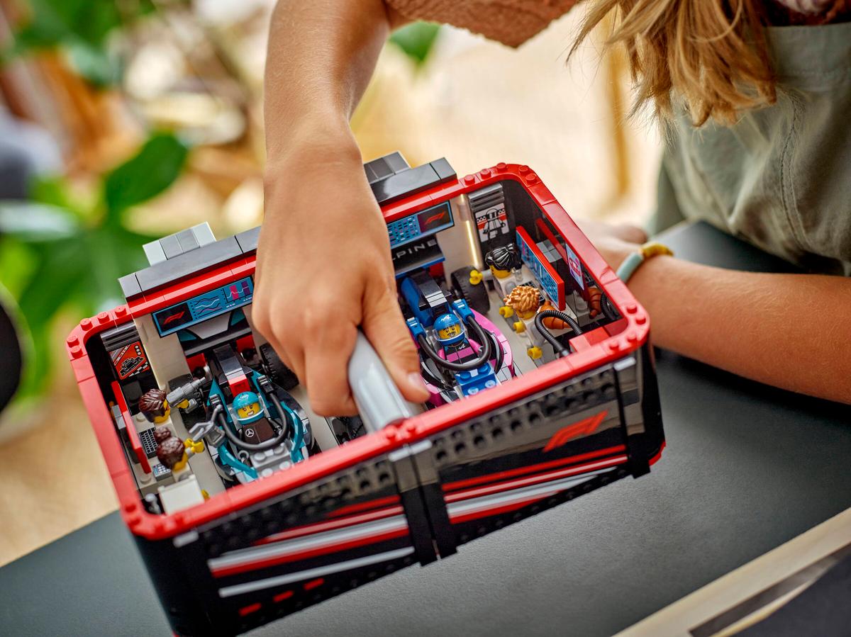 LEGO City F1 garage met Mercedes-AMG en Alpine auto's - 60444