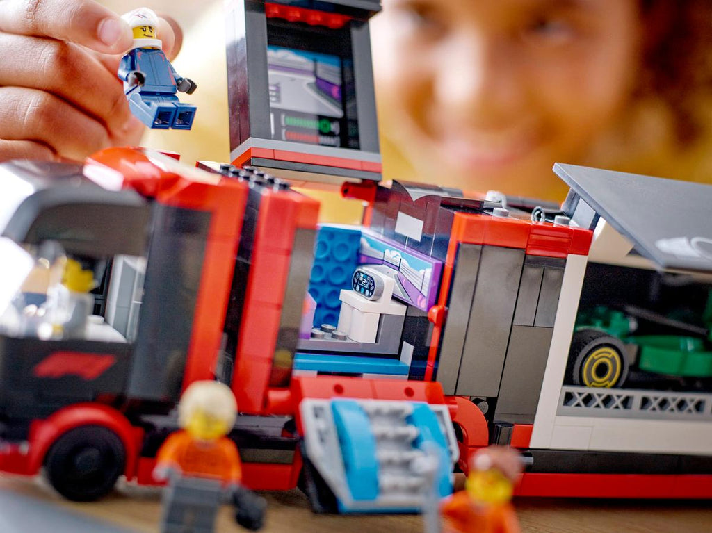 LEGO City F1 truck met RB20 en AMR24 F1® auto's - 60445