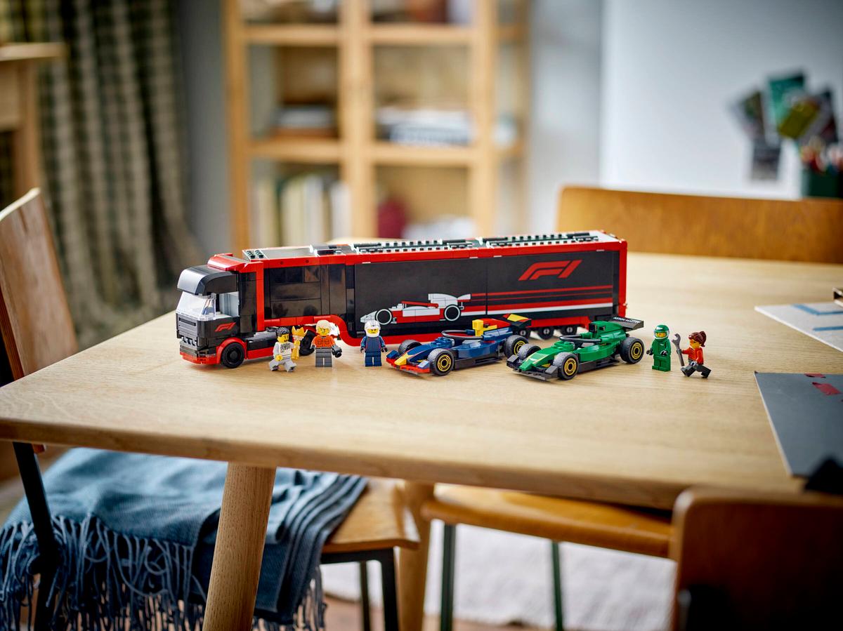 LEGO City F1 truck met RB20 en AMR24 F1® auto's - 60445