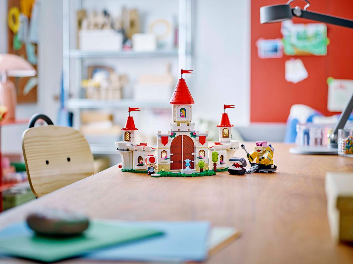 LEGO Super Mario Gevecht met Roy bij Peach' kasteel - 71435