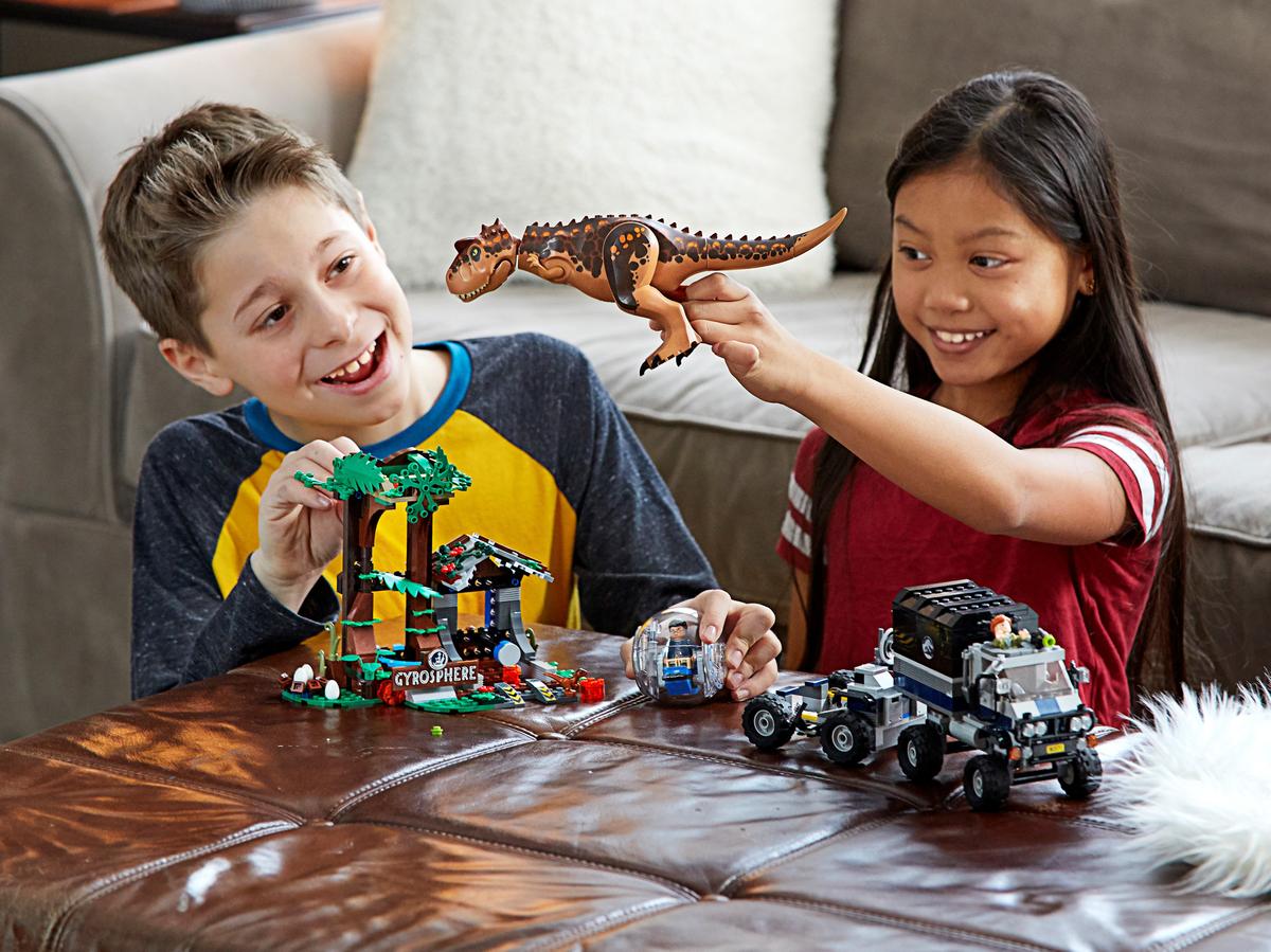 LEGO Jurassic World Gyrobolontsnapping van Carnotaurus - 75929