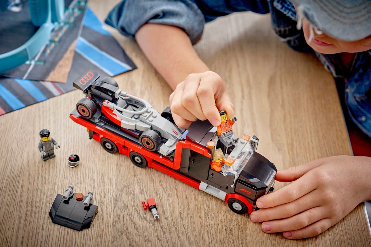 LEGO City F1 Displaytruck met Audi F1 racewagen - 60493