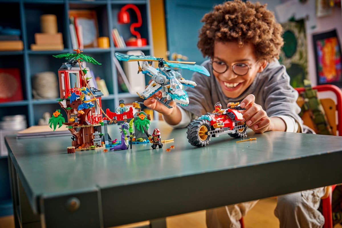 LEGO Ninjago Ninjavoertuigen bij de boomhut - 71857
