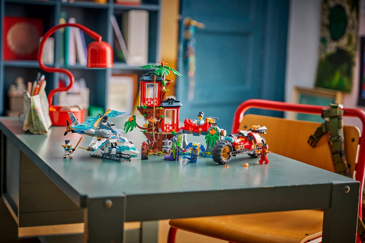 LEGO Ninjago Ninjavoertuigen bij de boomhut - 71857